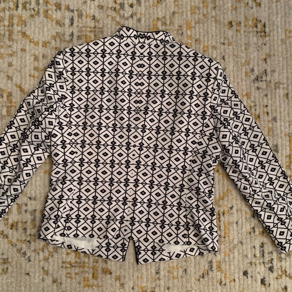 Black and white fitted blazer. Single button with asymmetrical hem. Medium. - Picture 9 of 9